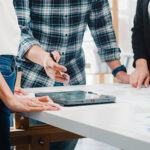 Happy young Asia businessmen and businesswomen meeting brainstor