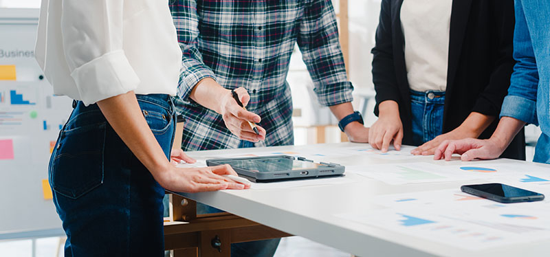Happy young Asia businessmen and businesswomen meeting brainstor