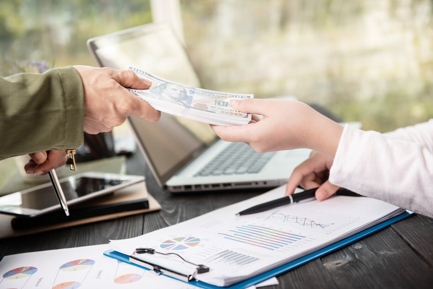 واریز پول به حساب نفر سوم؛ خط قرمز معاملات بانکی و پیامدهای مالیاتی آن